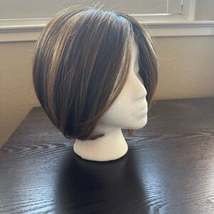Raquel Welch wig: Straight Up With a Twist